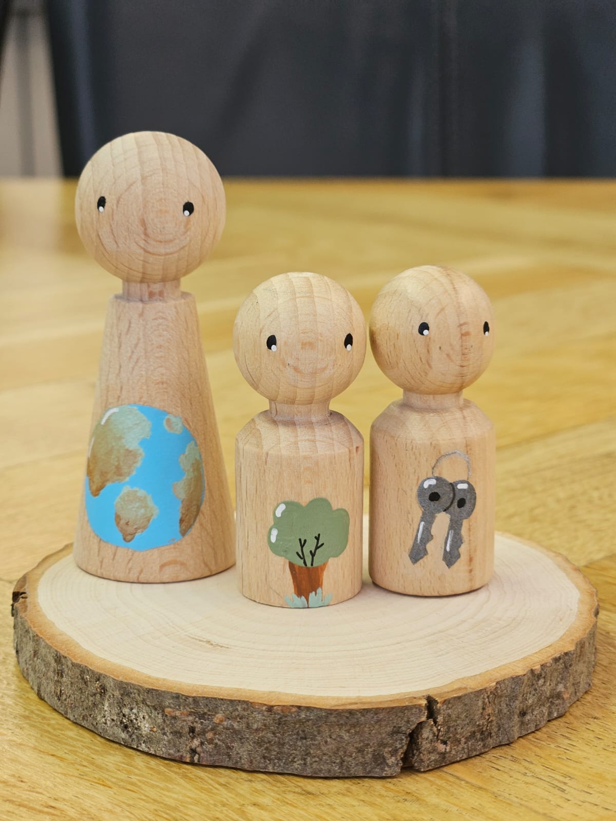 Nine Star Ki reeks 5-4-6 met houten poppetjes en de elementen Aarde, Hout en Metaal